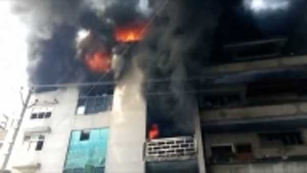 दिल्ली की जूता फैक्ट्री में लगी भीषण आग